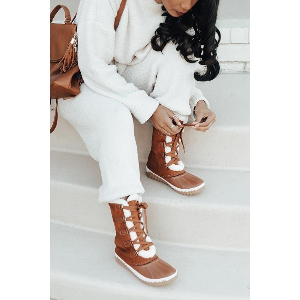 COZY SHERPA DETAIL LACE UP DUCK BOOTS